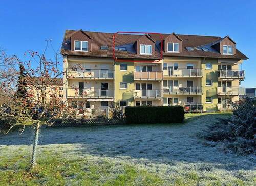 Hausfassade Rückseite - Ruhige 3-Raum-Dachgeschoss-Wohnung mit schnellem Glasfaseranschluss