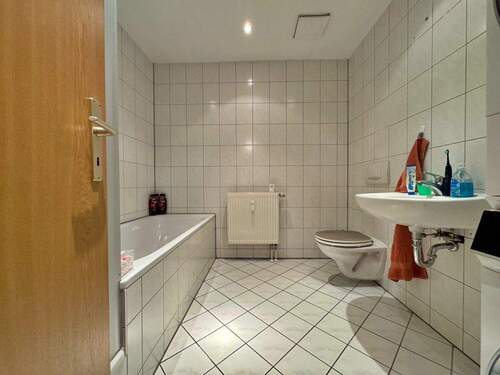 Bad mit Dusche und Wanne - 