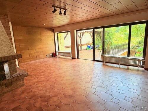 Wohnzimmer mit Kamin - 5 Zimmer Reihenmittelhaus zum Kaufen in Offenbach am Main