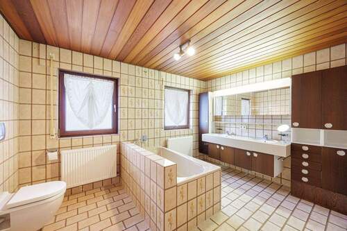 Badezimmer - Bungalow mit 220,00 m&sup2; in Cleebronn zum Kaufen