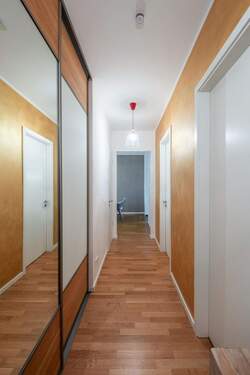 Flur mit Einbauschränken - 