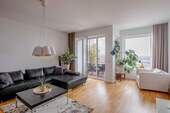Blick vom Wohnzimmer zum Balkon - 