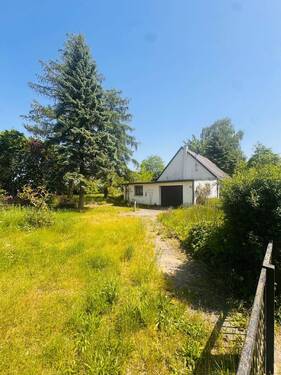 Hausansicht - Naturnahes Wohnen mit Idyllischem Gartenanteil !