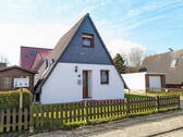 Vorgarten und Eingang - Ferienhaus in toller Lage zum Strand - Nurdachhaus - in Carolinensiel - Harlesiel (Nordseeküste)