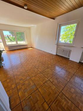 Wohn-Esszimmer mit echtem Parkettboden und Zugang zum Balkon - Helle 3-Zimmerwohnung im Herzen von Bad Staffelstein im 1. OG