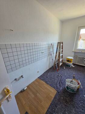 die helle Küche bietet Platz für eine neue EBK - 3 Zimmer Etagenwohnung in Bad Staffelstein