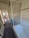Badezimmer mit Dusche, Wanne, WC und Fenster - Etagenwohnung mit 95,00 m&sup2; in Bad Staffelstein zur Miete