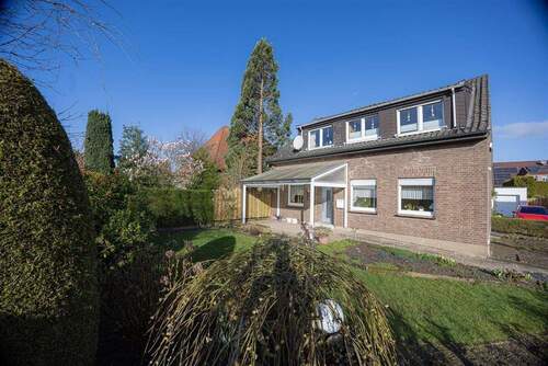 Seitenfront - Freistehendes Haus mit 2 Wohneinheiten