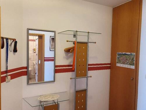 Diele mit Garderobe - 2 Zimmer Etagenwohnung in Bad Staffelstein
