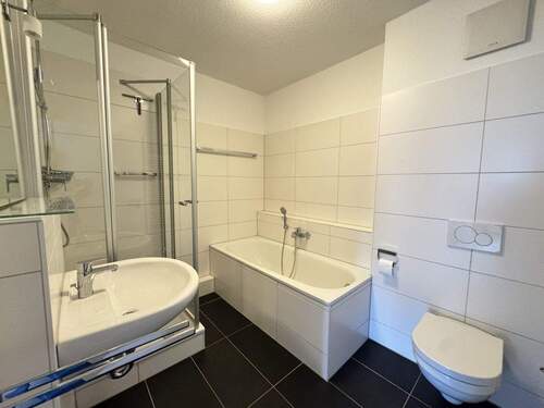 Bad mit Badewanne und Dusche - 