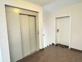 Personenaufzug und Wohnungstür - Etagenwohnung mit 80,00 m² in Buchholz zur Miete