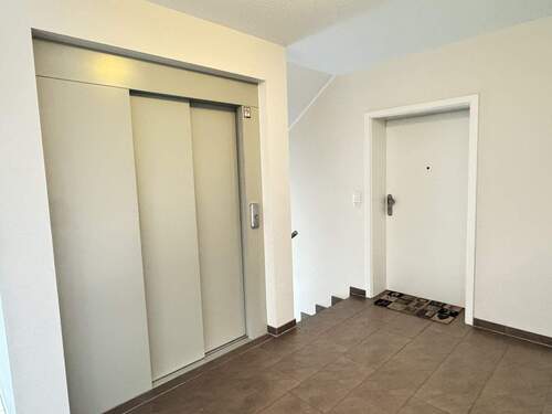 Personenaufzug und Wohnungstür - Etagenwohnung mit 80,00 m² in Buchholz zur Miete