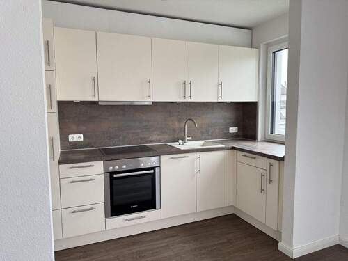 Moderne EBK mit Fenster - 