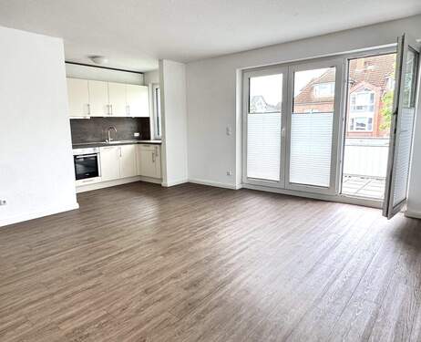 Wohn-/ Esszimmer mit offener Küche - 