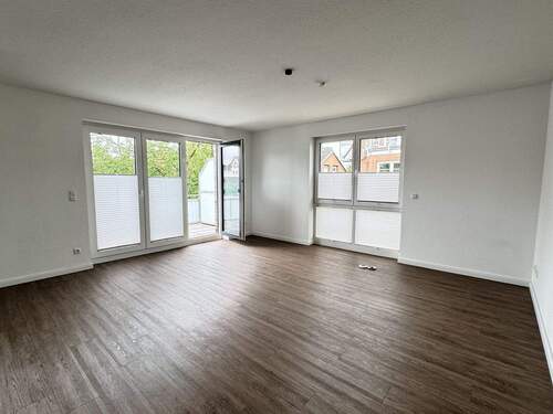 Wohn-/ Esszimmer mit Balkon - 