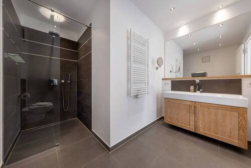 Modernes en Suite Bad mit großer Dusche - 