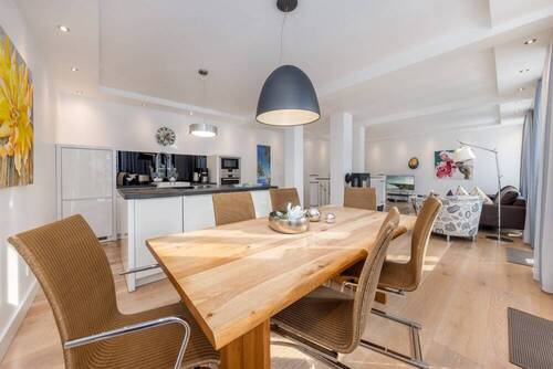 Gemütliche Sitzecke mit Blick zum Balkon und Park - 