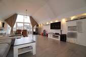 Wohnbereich - Modernisierte Dachgeschosswohnung mit großer Dachterrasse und Garage, frei und sofort beziehbar