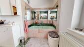 Hauptgebäude OG Tageslichtbad mit Badewanne und .. - 
