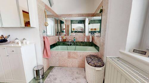 Hauptgebäude OG Tageslichtbad mit Badewanne und .. - 