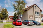 Gesamtansicht Straßenseite mit öffentlichen Parkplätzen - 1 Zimmer Mehrfamilienhaus, Wohnhaus zum Kaufen in Erfurt