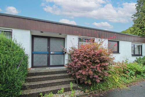 Außenansicht (2) - Familienidylle in Nürtingen: Freistehendes EFH mit Garten & 2 Garagen