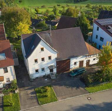 Frontseite mit Stellplätzen - 