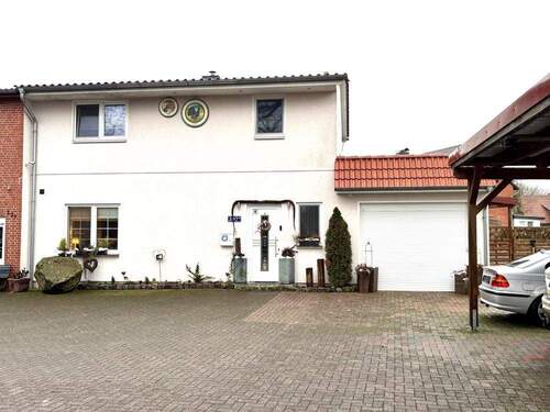 Hofseite - Großzügige und hochwertige Doppelhaushälfte in Wietzen