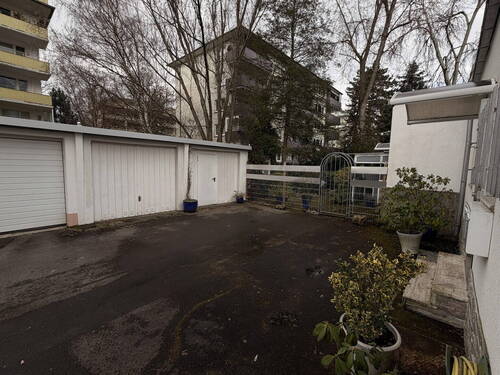 Hof, 2 Parkplätze, 2 Garagen - 