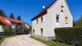 Aussen - Liebenswertes Einfamilienhaus mit Garage und Terrasse - renovierungsbedürftig - in zentraler Lage