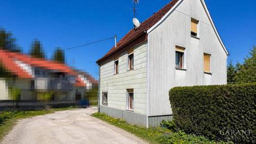 Aussen - Liebenswertes Einfamilienhaus mit Garage und Terrasse - renovierungsbedürftig - in zentraler Lage