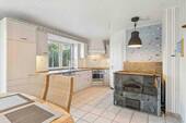Küchenansicht mit Holz-Hexe - 6 Zimmer Einfamilienhaus in Heeslingen