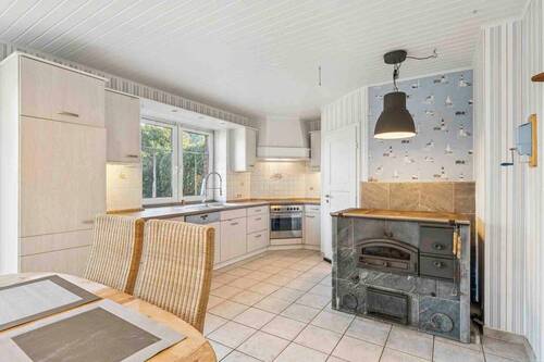 Küchenansicht mit Holz-Hexe - 6 Zimmer Einfamilienhaus in Heeslingen