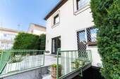 Terrasse Westansicht - Mehrfamilienhaus, Wohnhaus mit 174,10 m² in Neu-Isenburg zum Kaufen