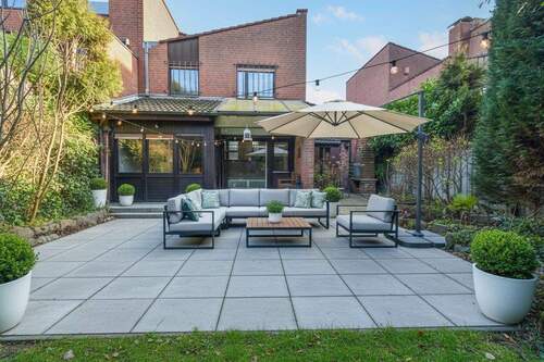 Garten mit Terrasse illustriert - 