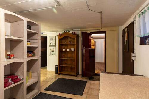 Weinkeller mit Blick in die Weinkammer - 