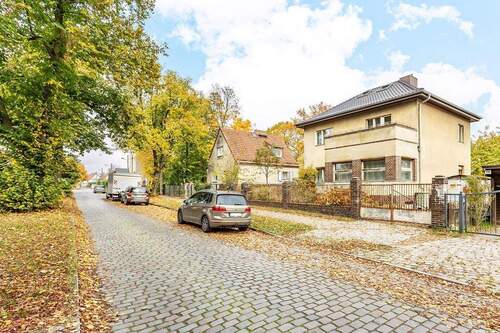 Haus + Straßenansicht - 4 Zimmer Mehrfamilienhaus, Wohnhaus zum Kaufen in Berlin