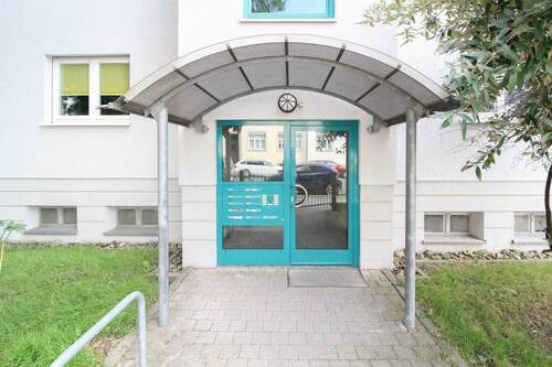 Hauseingang - 2 Zimmer Etagenwohnung zum Kaufen in Dresden
