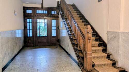 Treppeenhaus - Eleganz, Charme & Moderne in Charlottenburg - Stilvolle Altbauwohnung im Denkmalensemble