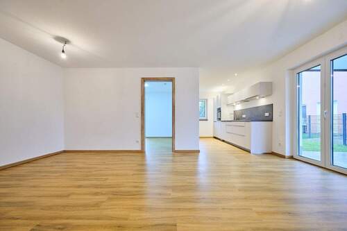 WHG 1 Straubing Wohnen_Essen_Kochen I - Barrierefreie 2-Zimmer-EG-Wohnung mit Einbauküche, Stellplatz & Terrasse in Straubing