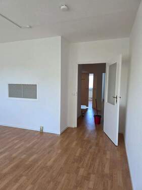 Wohnzimmer II - Etagenwohnung mit 76,20 m&sup2; in Neubrandenburg zur Miete