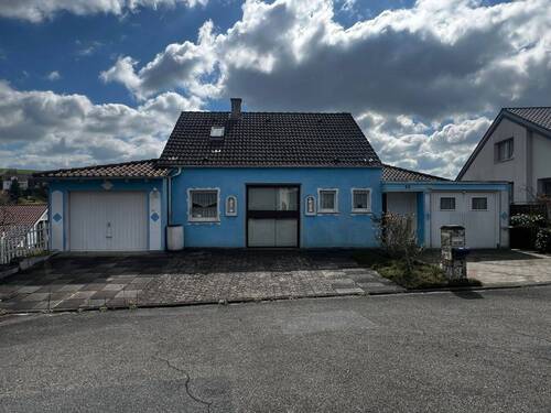 Haus von der Straßenseite - 7 Zimmer Mehrfamilienhaus, Wohnhaus in Königsbach-Stein
