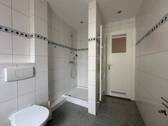 Bad mit Dusche - 