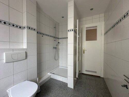 Bad mit Dusche - 