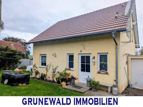 Ansichten - Freistehendes Einfamilienhaus in ruhiger Wohnlage von Punschrau bei Naumburg.