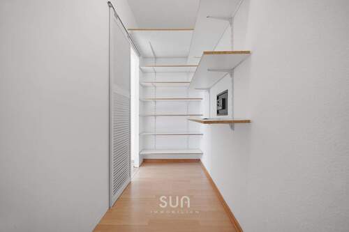 BEGEHBARER KLEIDERSCHRANK - 