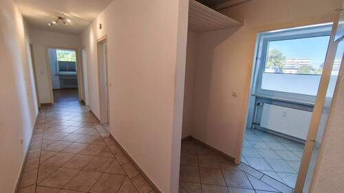 Flur - Eingangsbereich - Etagenwohnung mit 80,30 m² in Uetersen zum Kaufen