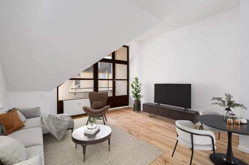 Wohnzimmer mit Balkon - 3 Zimmer Etagenwohnung zum Kaufen in München