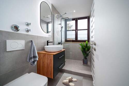 Badezimmer mit Fenster - 