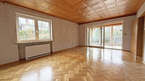 Wohnzimmer - 7 Zimmer Mehrfamilienhaus, Wohnhaus zum Kaufen in Reutlingen